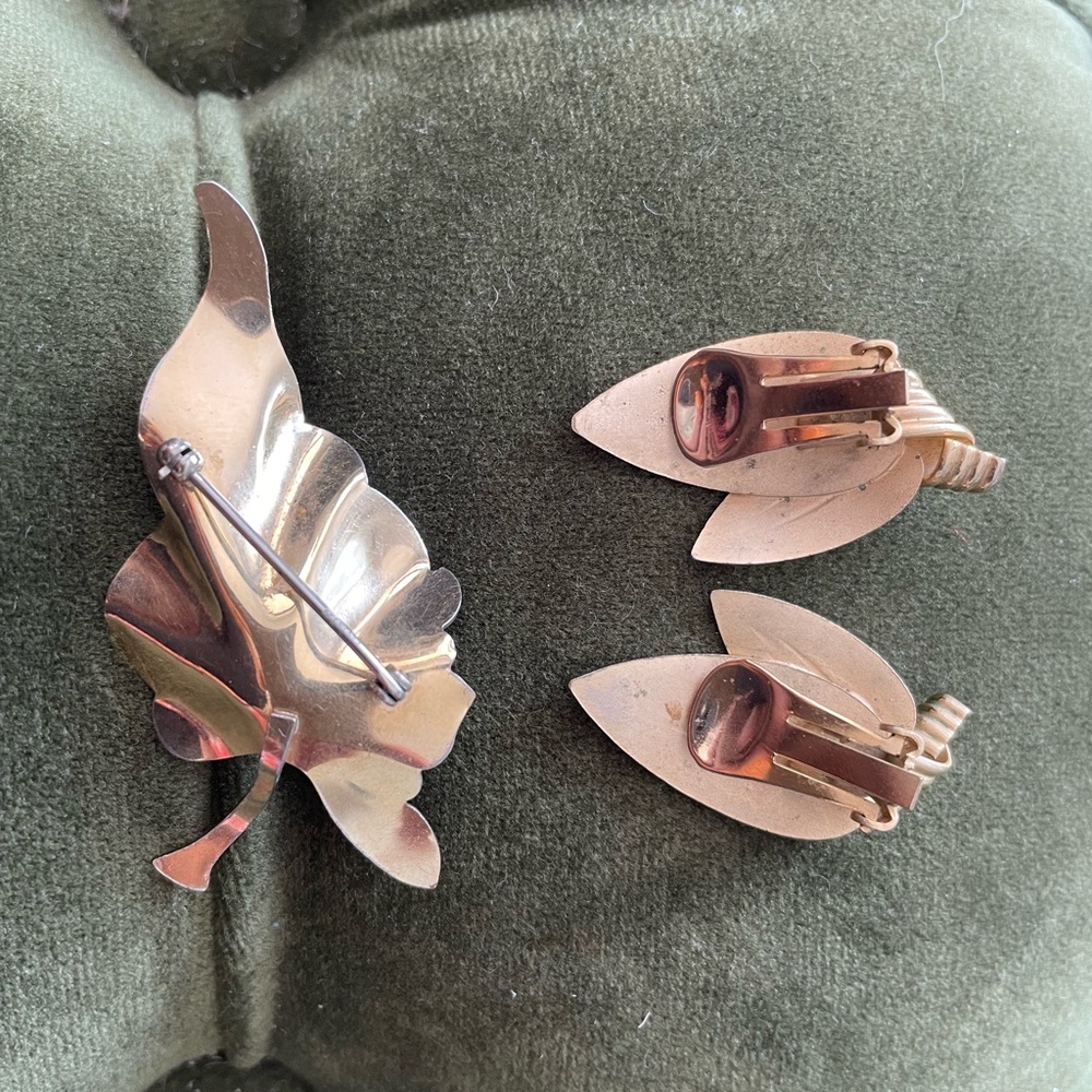 Vintage Leaf Brooch/Pin & Earrings, Brushed Gold Tone w/Faux Pearls, Unsigned - Picture 6 of 6